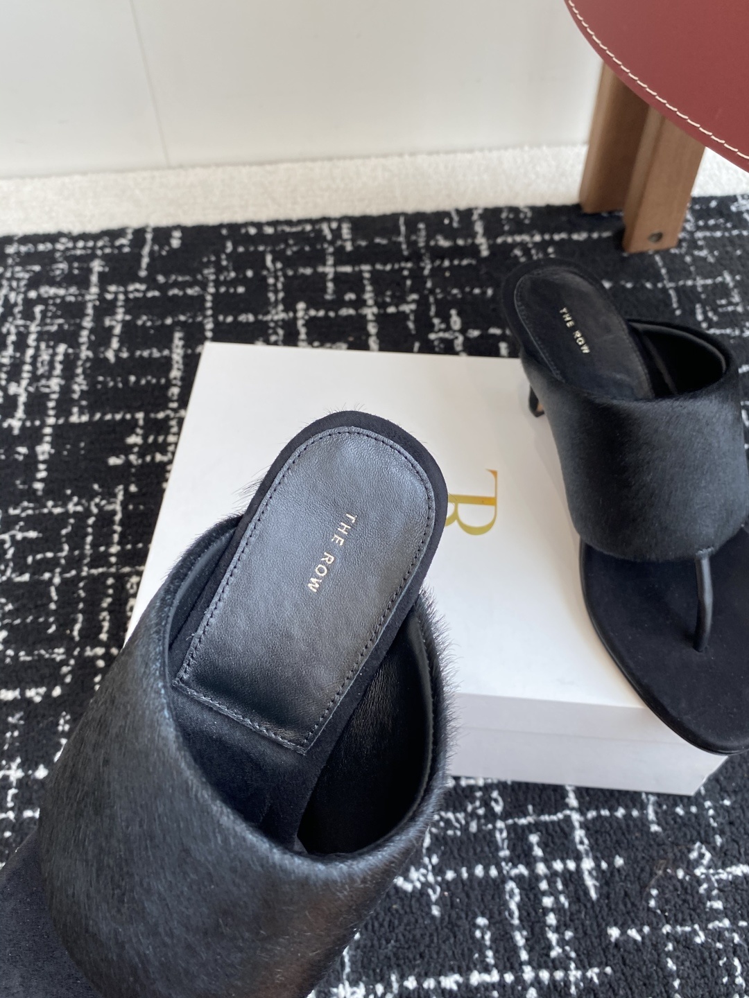 东莞代购级
新款 25ss The Row 高跟 夹脚拖鞋
第一眼看到这个鞋子给人感觉很简单不起眼,其