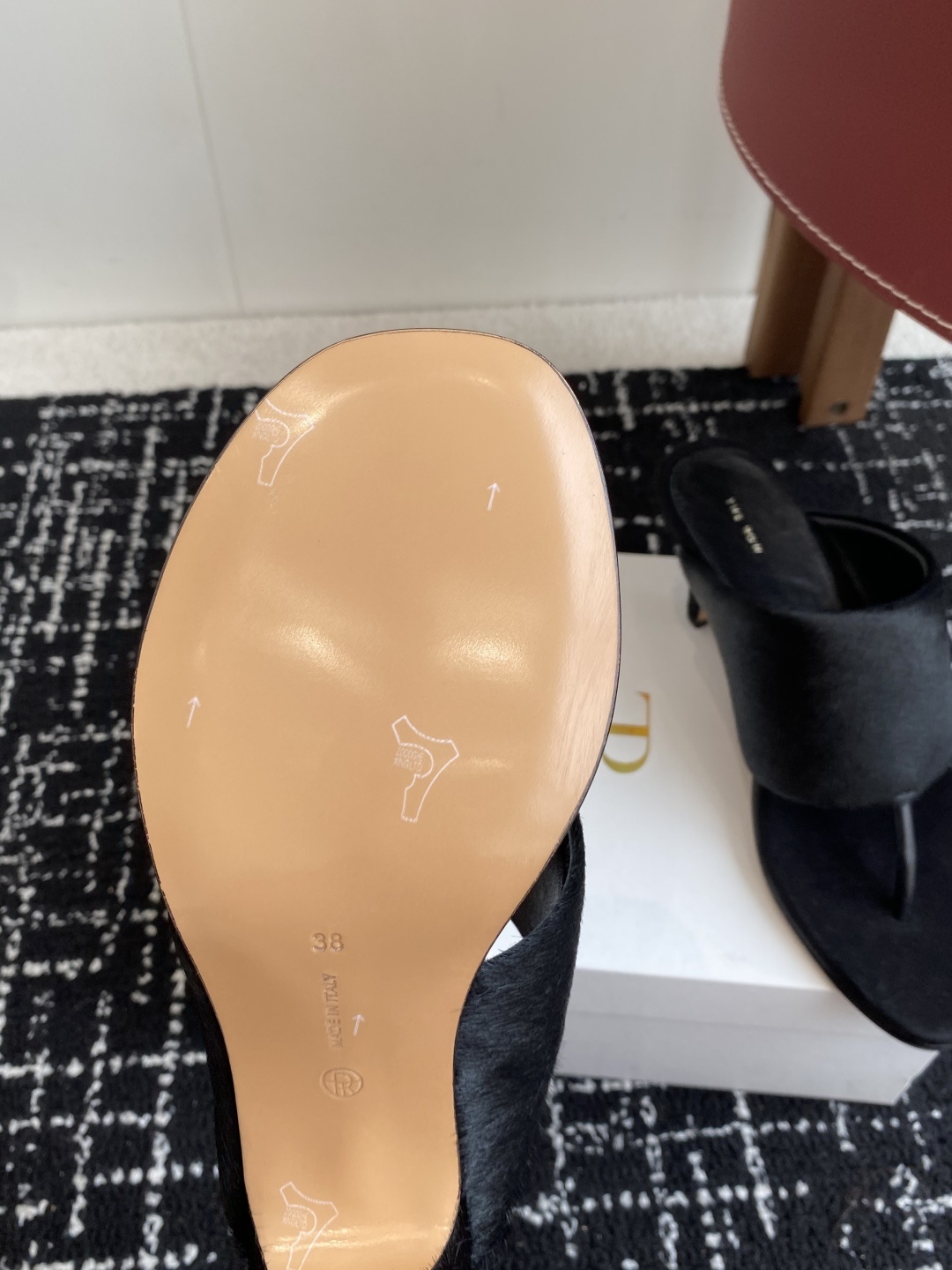 东莞代购级
新款 25ss The Row 高跟 夹脚拖鞋
第一眼看到这个鞋子给人感觉很简单不起眼,其