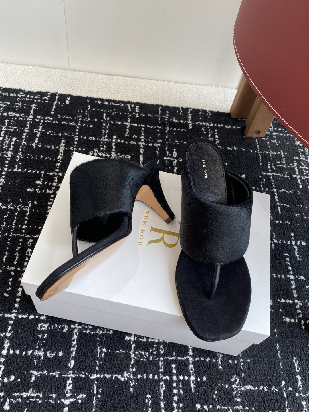 东莞代购级
新款 25ss The Row 高跟 夹脚拖鞋
第一眼看到这个鞋子给人感觉很简单不起眼,其
