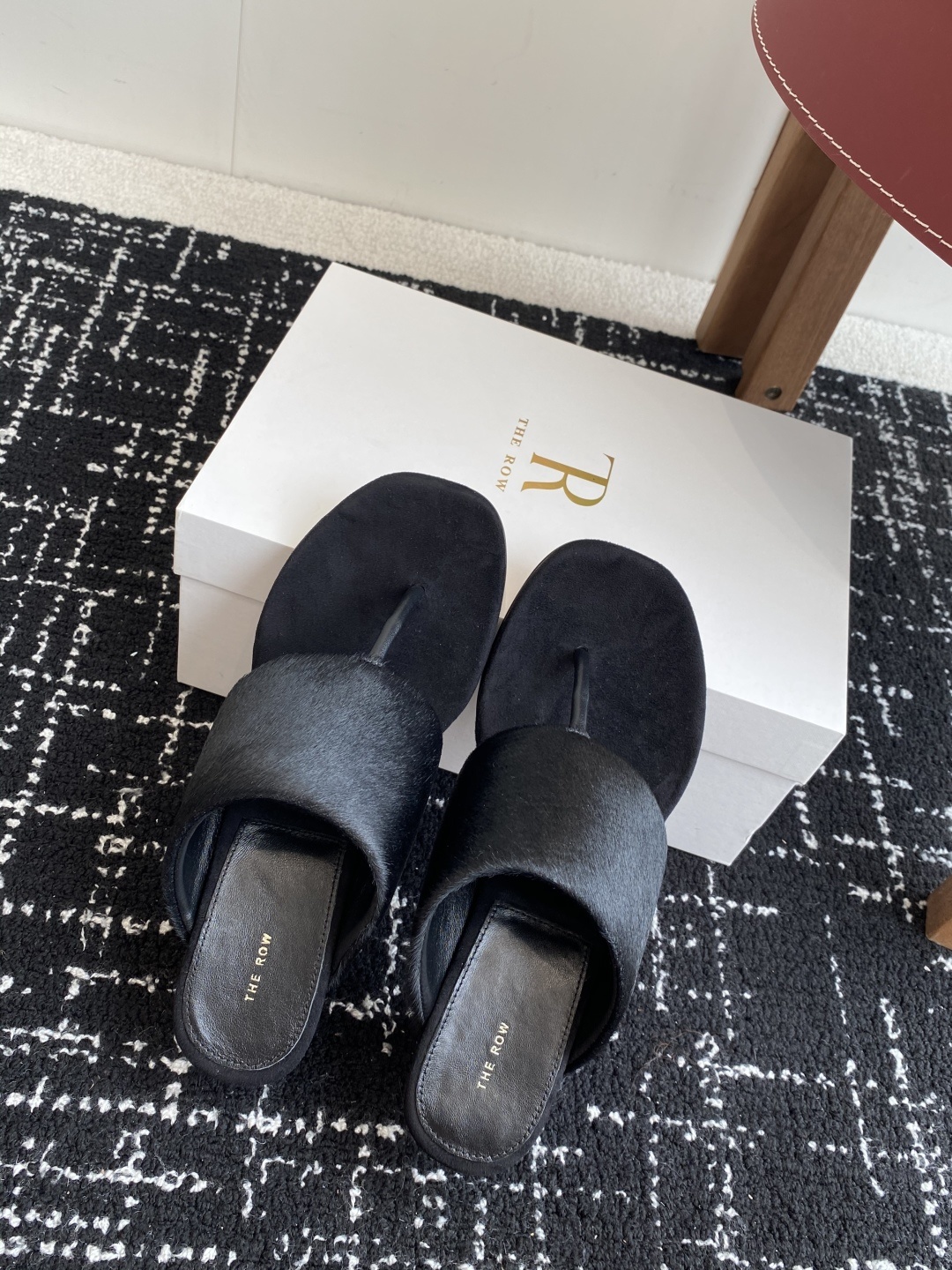 东莞代购级
新款 25ss The Row 高跟 夹脚拖鞋
第一眼看到这个鞋子给人感觉很简单不起眼,其