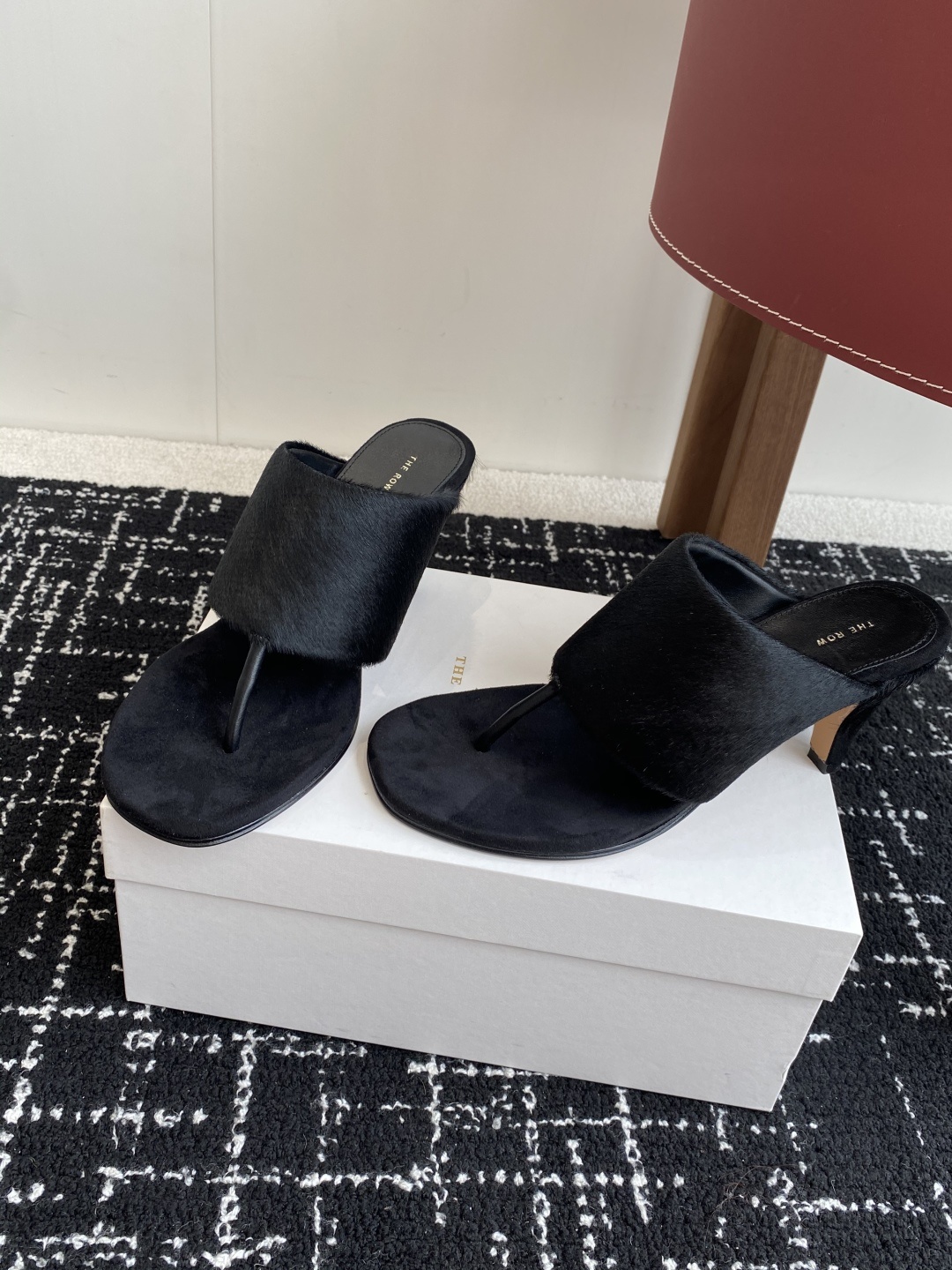 东莞代购级
新款 25ss The Row 高跟 夹脚拖鞋
第一眼看到这个鞋子给人感觉很简单不起眼,其