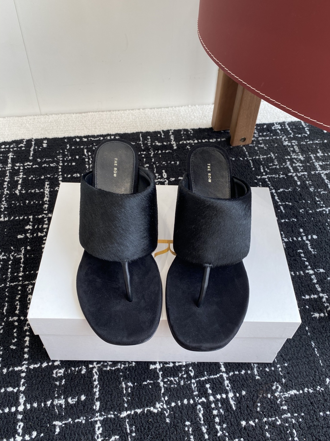 东莞代购级
新款 25ss The Row 高跟 夹脚拖鞋
第一眼看到这个鞋子给人感觉很简单不起眼,其