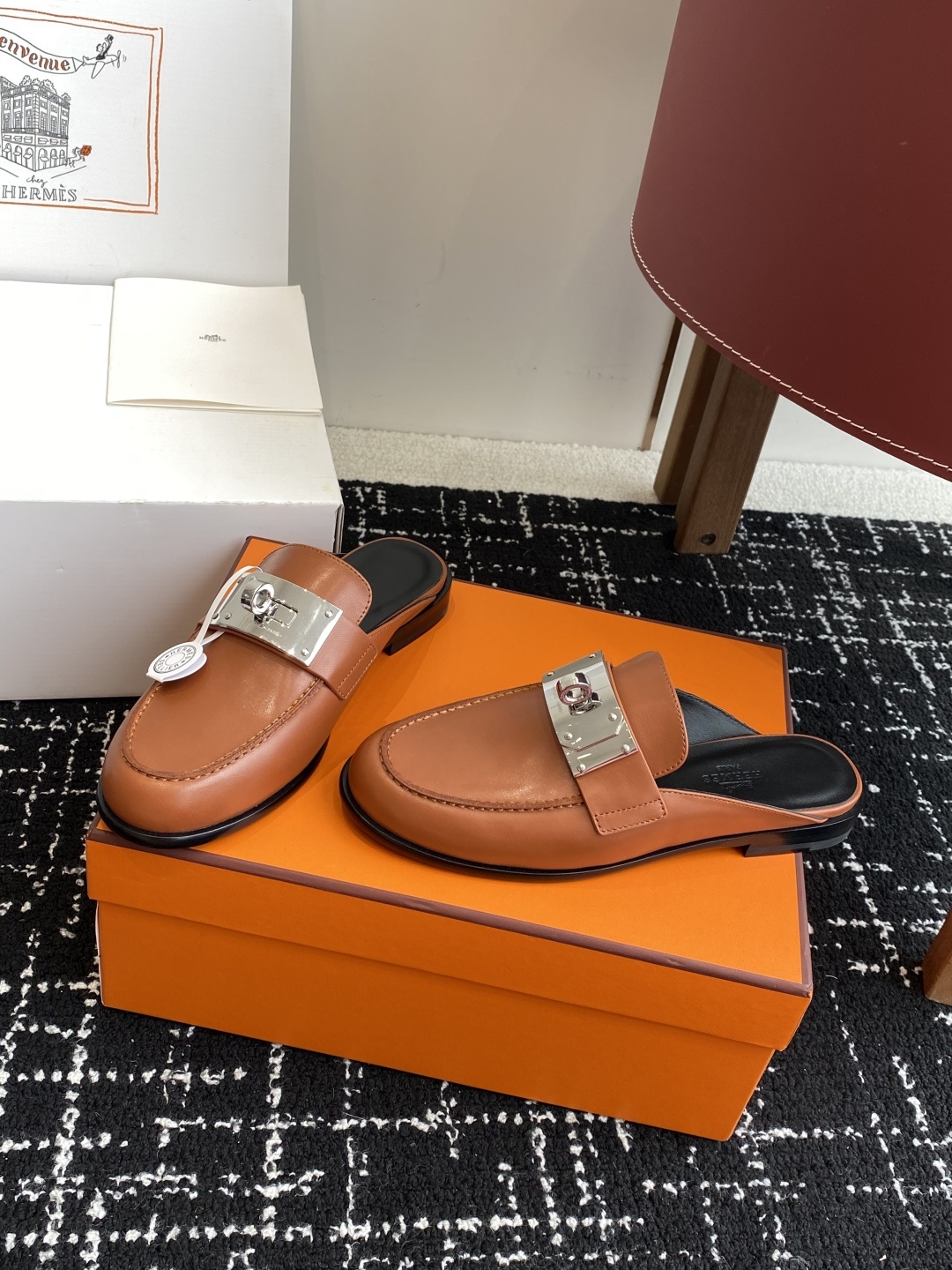 代购级(⚠️✈️飞机盒包装)
Hermes 爱马仕半拖 Kelly 毋庸置疑是奢侈品中的翘楚 每个单品