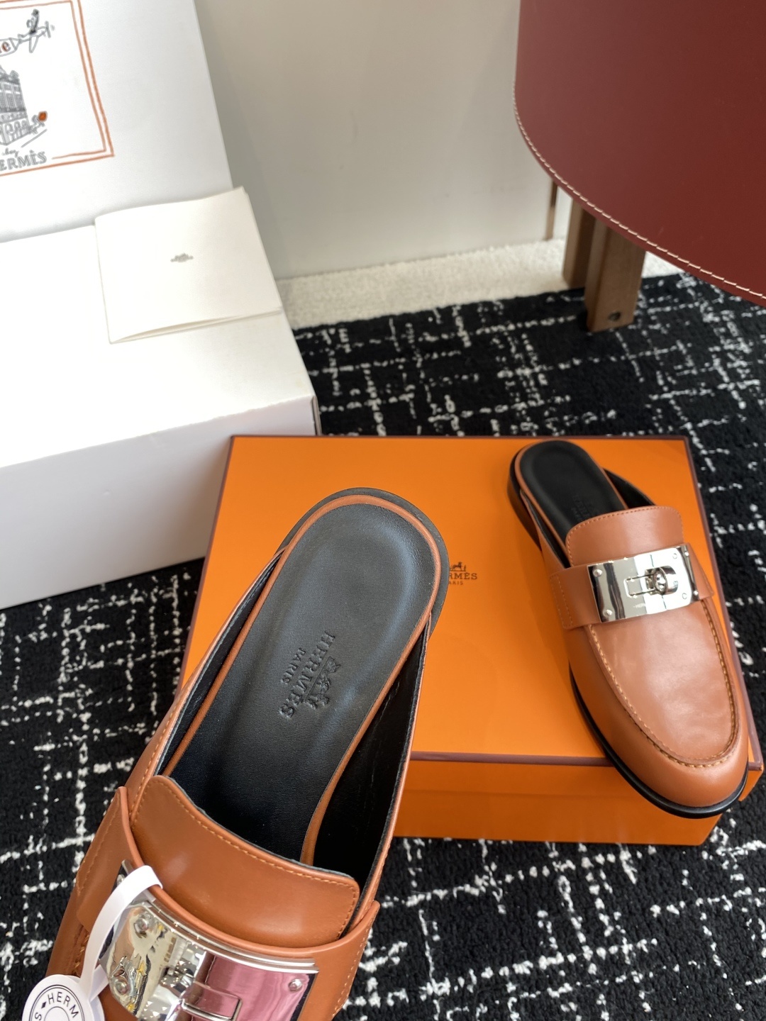 代购级(⚠️✈️飞机盒包装)
Hermes 爱马仕半拖 Kelly 毋庸置疑是奢侈品中的翘楚 每个单品