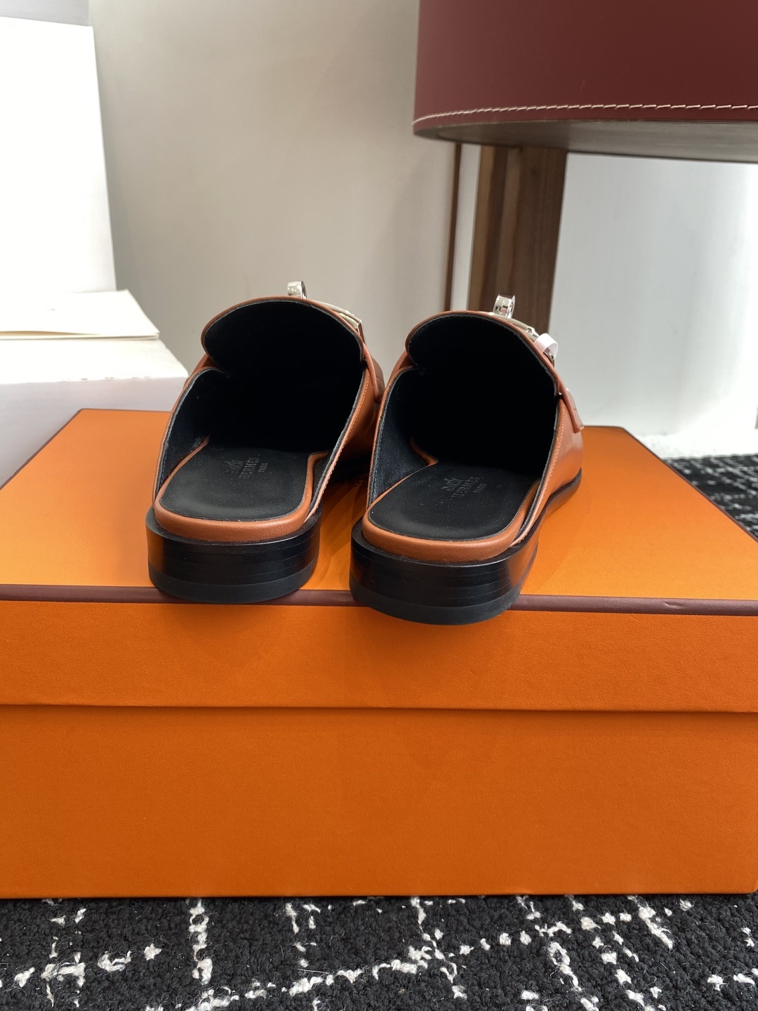 代购级(⚠️✈️飞机盒包装)
Hermes 爱马仕半拖 Kelly 毋庸置疑是奢侈品中的翘楚 每个单品