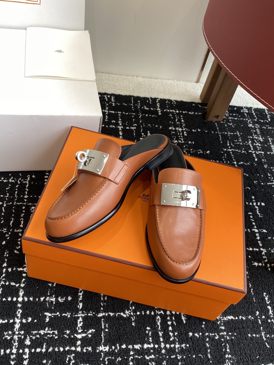 代购级(⚠️✈️飞机盒包装)
Hermes 爱马仕半拖 Kelly 毋庸置疑是奢侈品中的翘楚 每个单品
