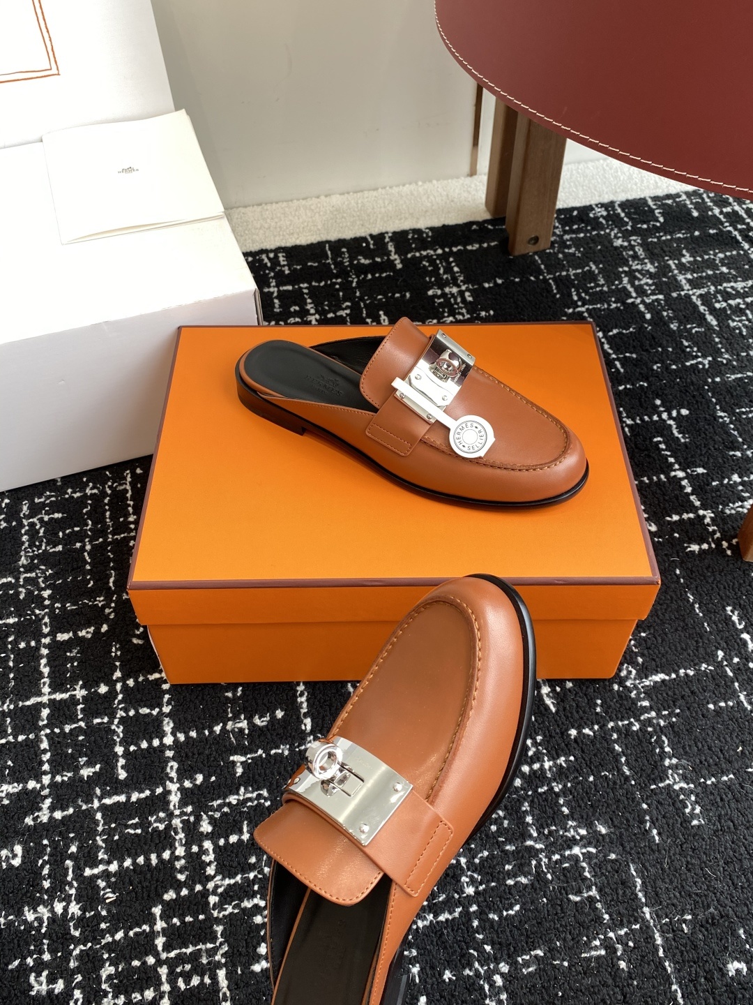 代购级(⚠️✈️飞机盒包装)
Hermes 爱马仕半拖 Kelly 毋庸置疑是奢侈品中的翘楚 每个单品