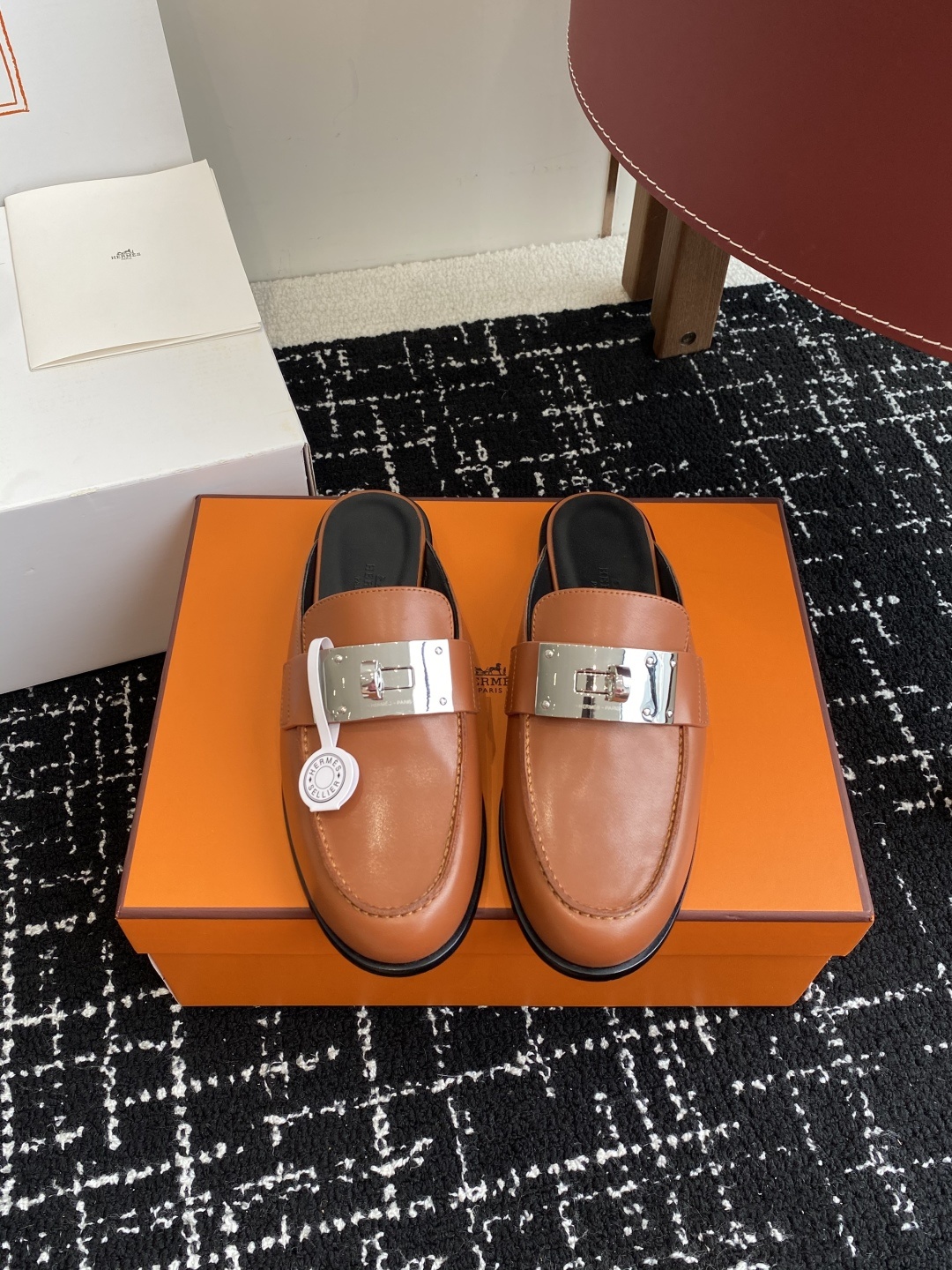 代购级(⚠️✈️飞机盒包装)
Hermes 爱马仕半拖 Kelly 毋庸置疑是奢侈品中的翘楚 每个单品