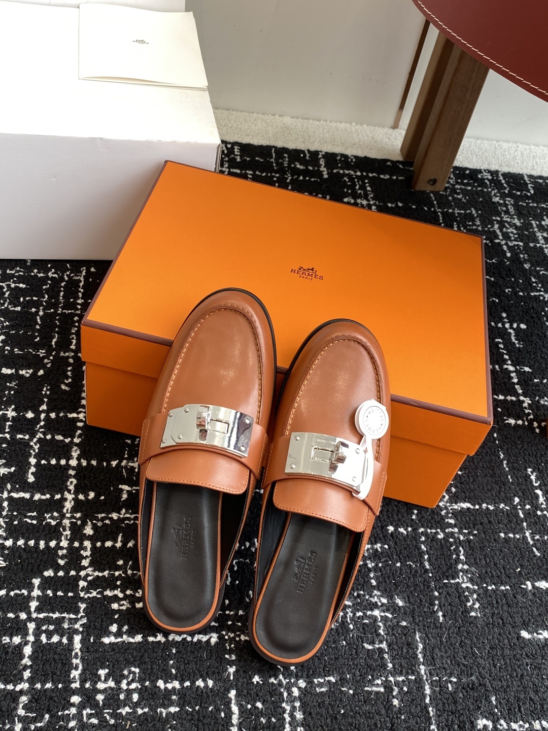 代购级(⚠️✈️飞机盒包装)
Hermes 爱马仕半拖 Kelly 毋庸置疑是奢侈品中的翘楚 每个单品