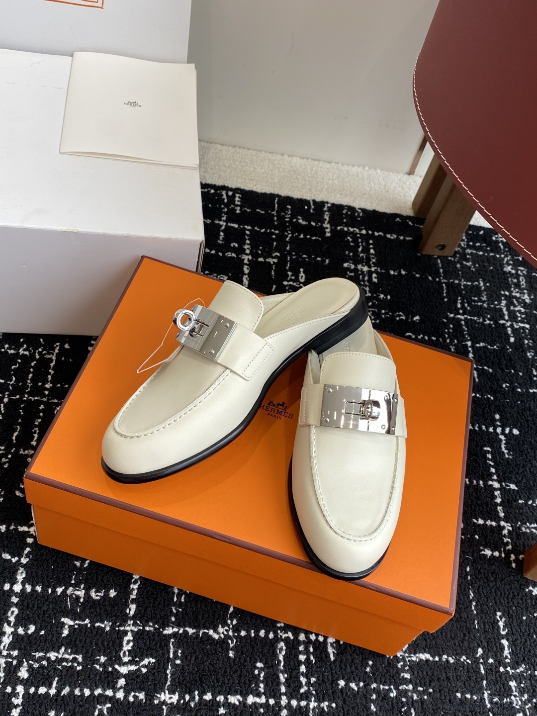 代购级(⚠️✈️飞机盒包装)
Hermes 爱马仕半拖 Kelly 毋庸置疑是奢侈品中的翘楚 每个单品