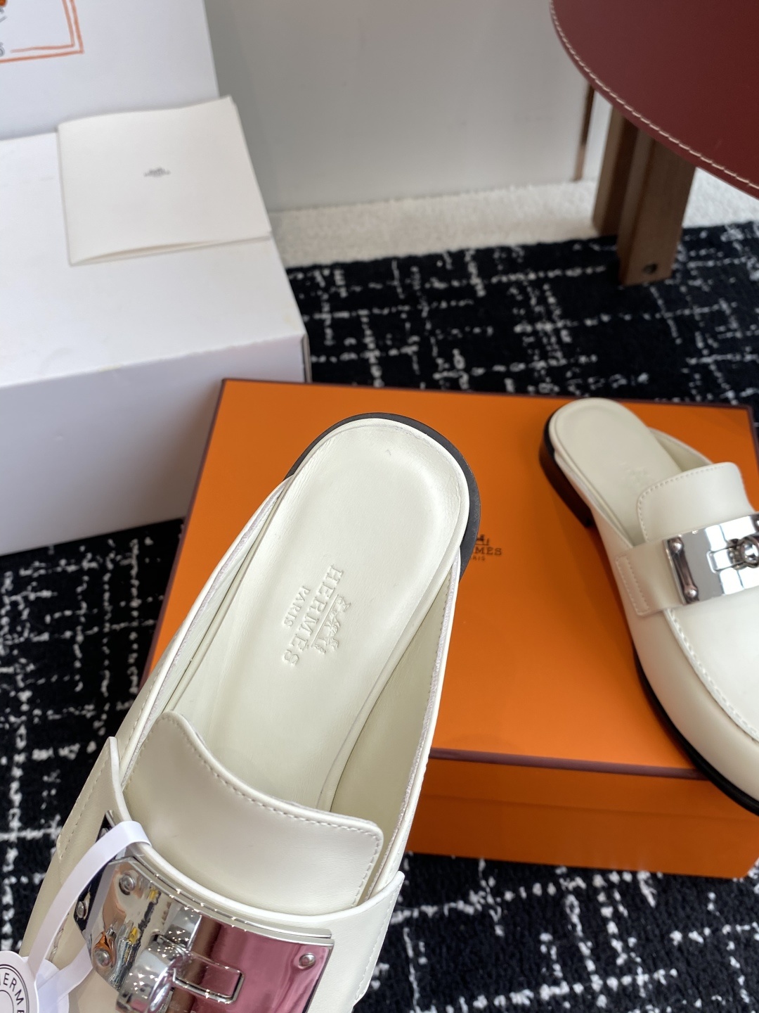 代购级(⚠️✈️飞机盒包装)
Hermes 爱马仕半拖 Kelly 毋庸置疑是奢侈品中的翘楚 每个单品
