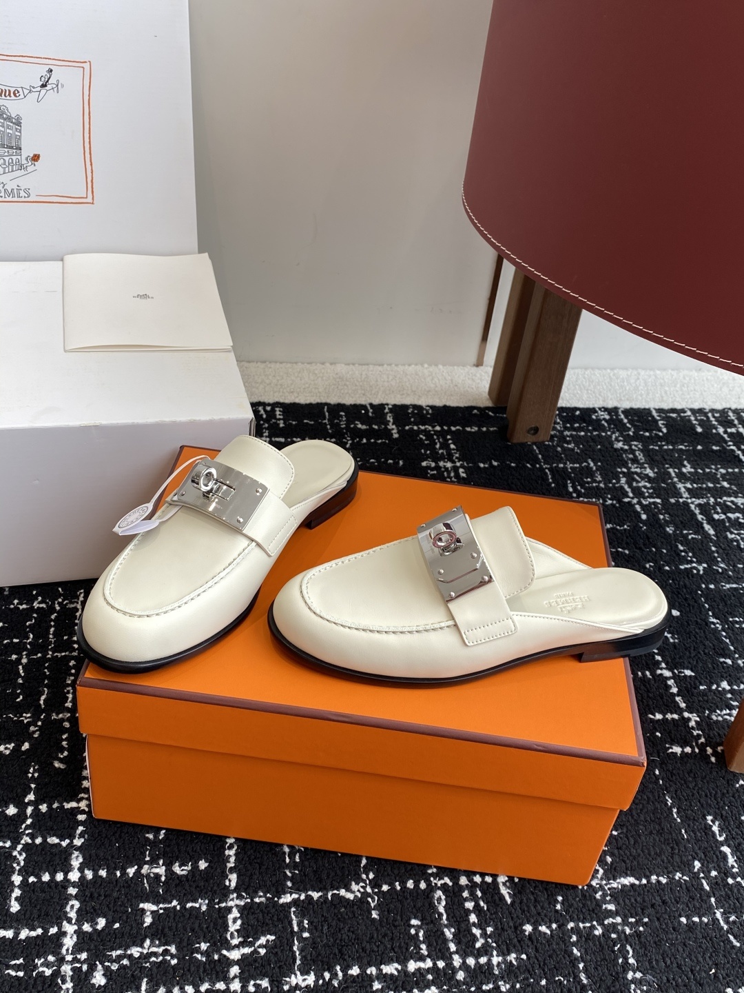 代购级(⚠️✈️飞机盒包装)
Hermes 爱马仕半拖 Kelly 毋庸置疑是奢侈品中的翘楚 每个单品