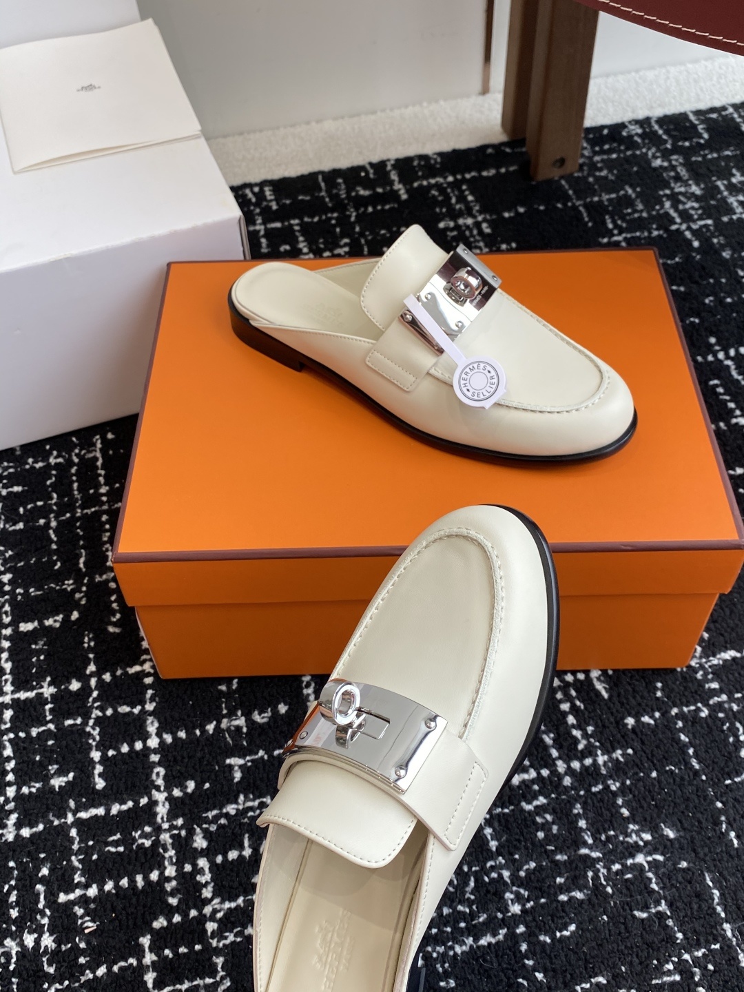 代购级(⚠️✈️飞机盒包装)
Hermes 爱马仕半拖 Kelly 毋庸置疑是奢侈品中的翘楚 每个单品