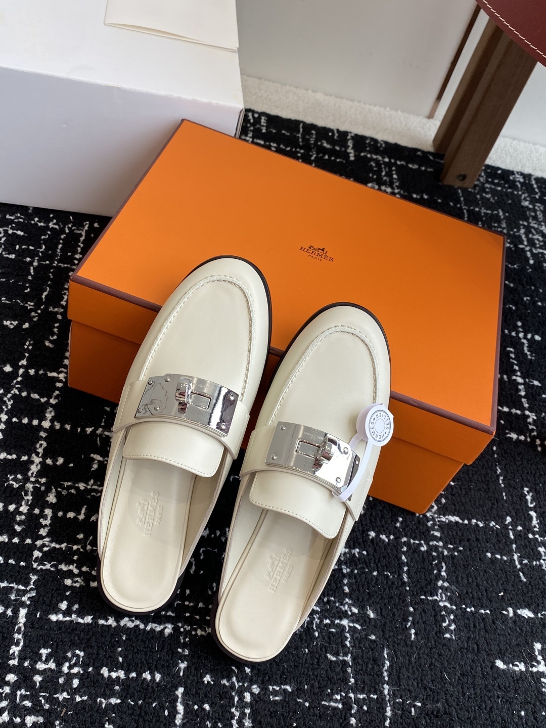 代购级(⚠️✈️飞机盒包装)
Hermes 爱马仕半拖 Kelly 毋庸置疑是奢侈品中的翘楚 每个单品