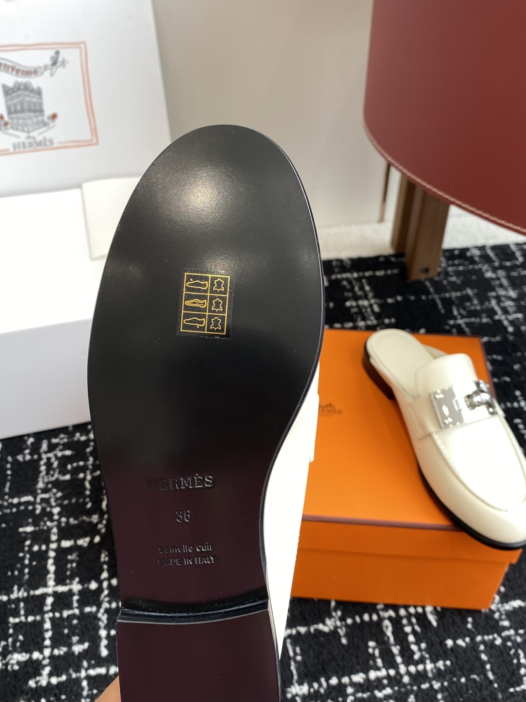 代购级(⚠️✈️飞机盒包装)
Hermes 爱马仕半拖 Kelly 毋庸置疑是奢侈品中的翘楚 每个单品