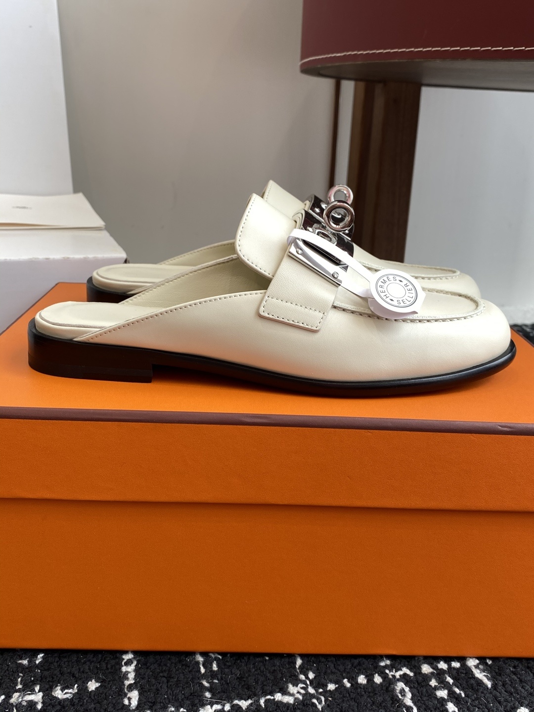 代购级(⚠️✈️飞机盒包装)
Hermes 爱马仕半拖 Kelly 毋庸置疑是奢侈品中的翘楚 每个单品