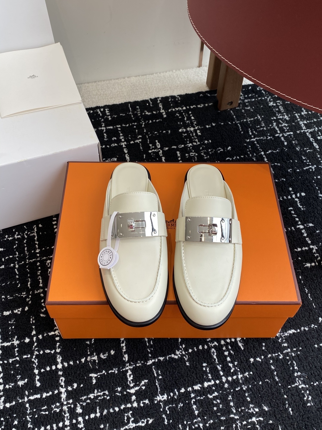 代购级(⚠️✈️飞机盒包装)
Hermes 爱马仕半拖 Kelly 毋庸置疑是奢侈品中的翘楚 每个单品
