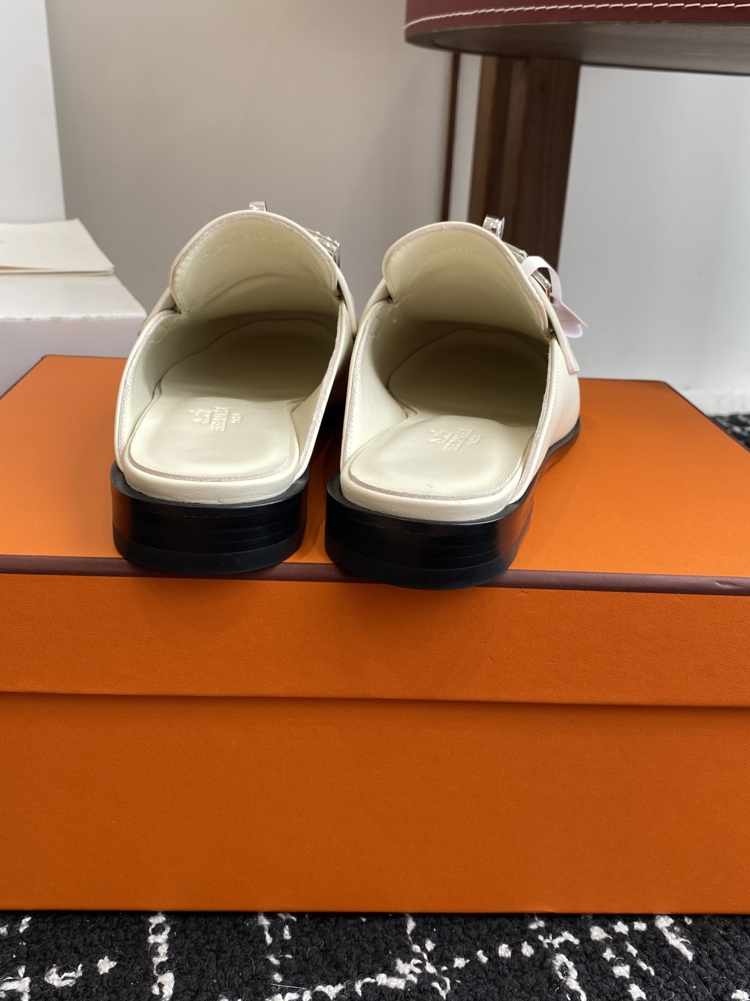 代购级(⚠️✈️飞机盒包装)
Hermes 爱马仕半拖 Kelly 毋庸置疑是奢侈品中的翘楚 每个单品