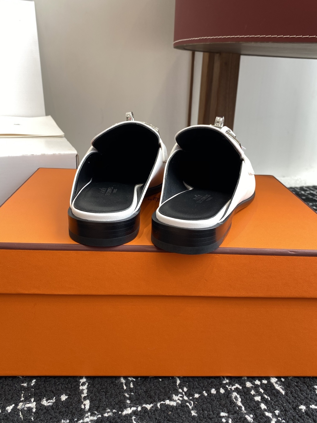 代购级(⚠️✈️飞机盒包装)
Hermes 爱马仕半拖 Kelly 毋庸置疑是奢侈品中的翘楚 每个单品
