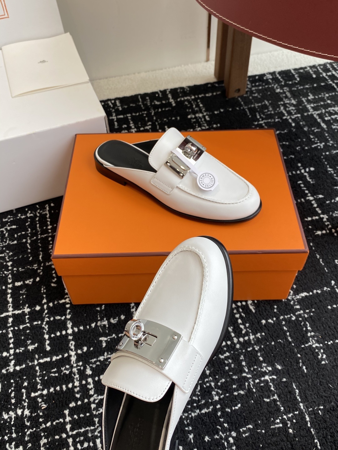代购级(⚠️✈️飞机盒包装)
Hermes 爱马仕半拖 Kelly 毋庸置疑是奢侈品中的翘楚 每个单品