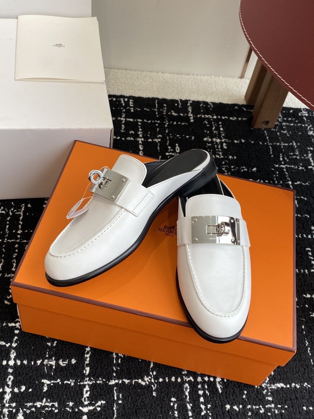 代购级(⚠️✈️飞机盒包装)
Hermes 爱马仕半拖 Kelly 毋庸置疑是奢侈品中的翘楚 每个单品
