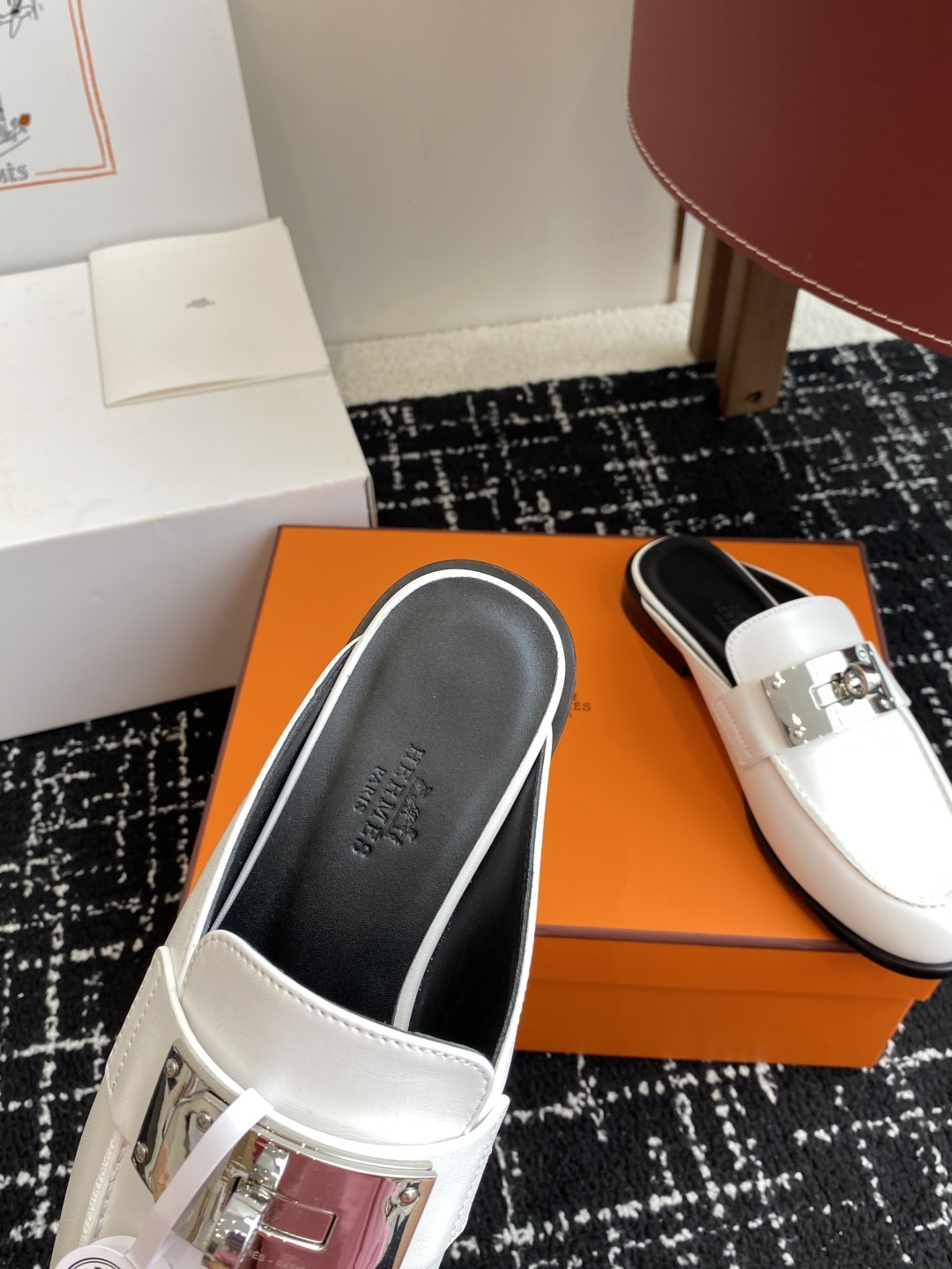 代购级(⚠️✈️飞机盒包装)
Hermes 爱马仕半拖 Kelly 毋庸置疑是奢侈品中的翘楚 每个单品