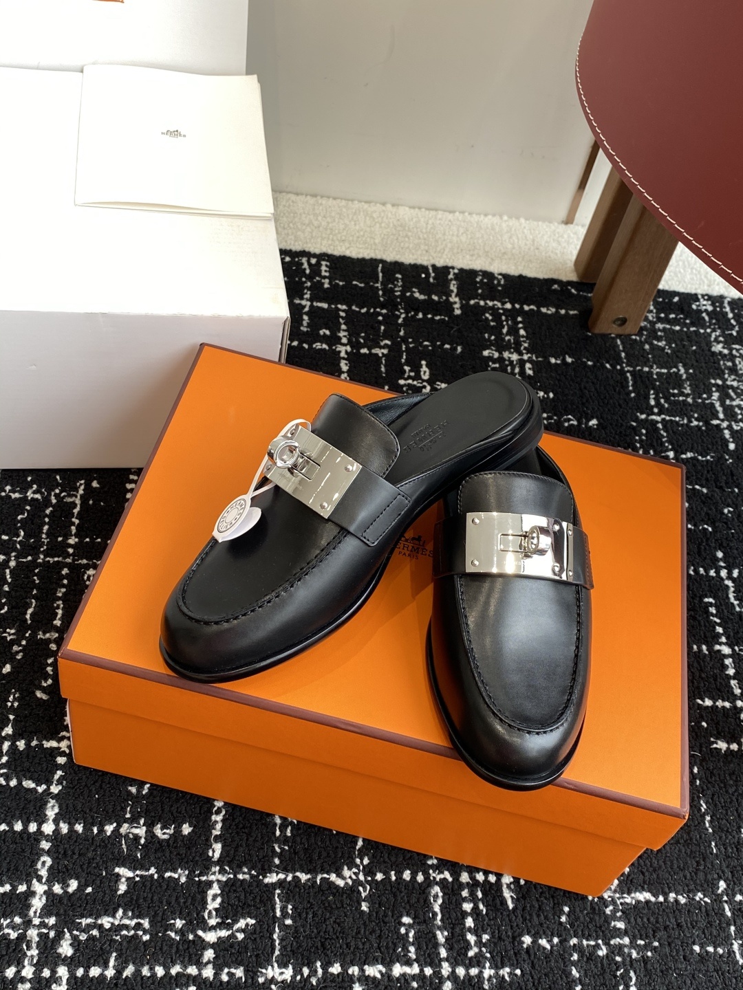代购级(⚠️✈️飞机盒包装)
Hermes 爱马仕半拖 Kelly 毋庸置疑是奢侈品中的翘楚 每个单品