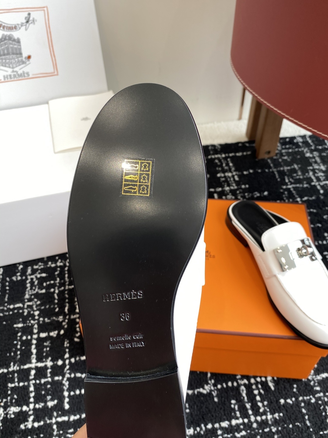 代购级(⚠️✈️飞机盒包装)
Hermes 爱马仕半拖 Kelly 毋庸置疑是奢侈品中的翘楚 每个单品