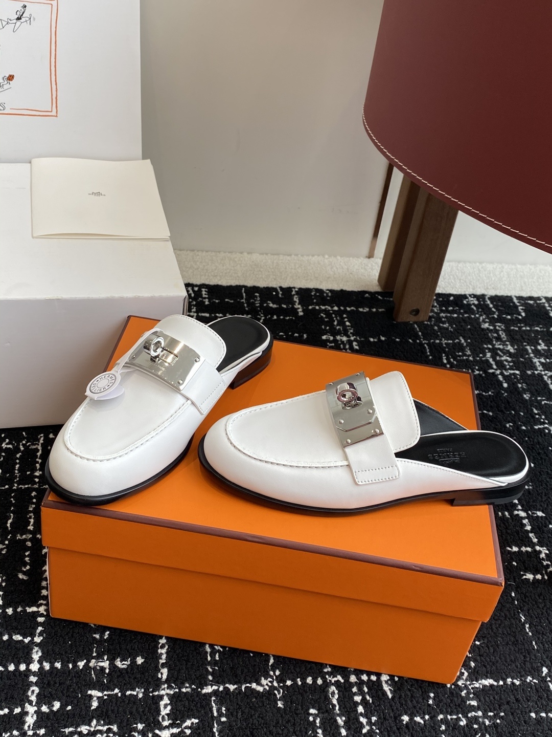 代购级(⚠️✈️飞机盒包装)
Hermes 爱马仕半拖 Kelly 毋庸置疑是奢侈品中的翘楚 每个单品