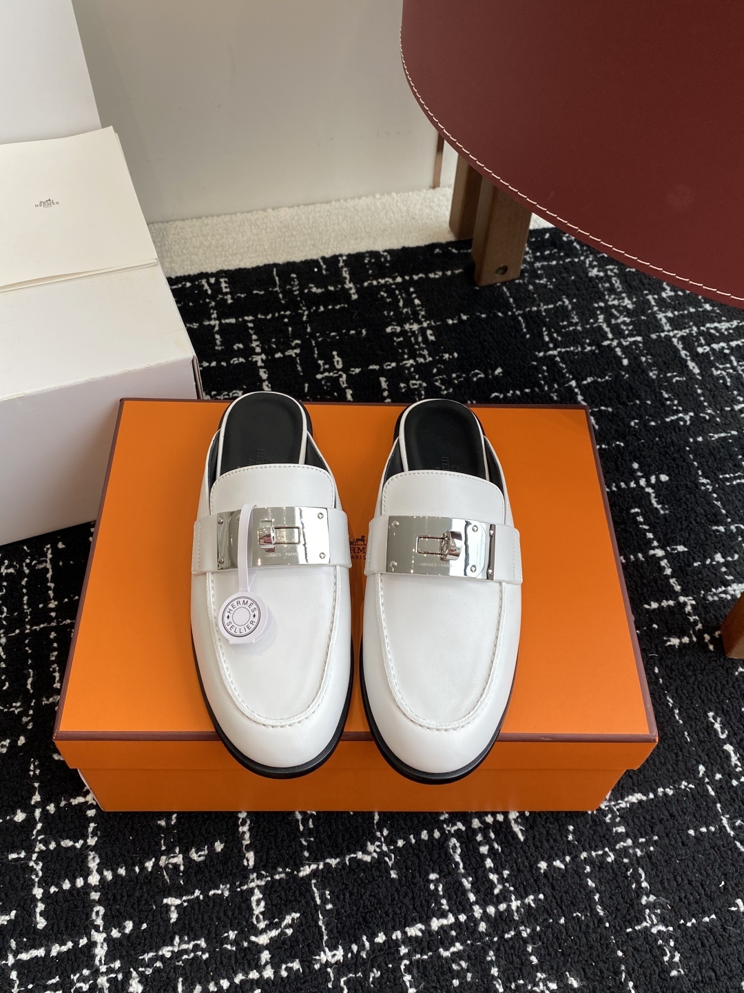 代购级(⚠️✈️飞机盒包装)
Hermes 爱马仕半拖 Kelly 毋庸置疑是奢侈品中的翘楚 每个单品