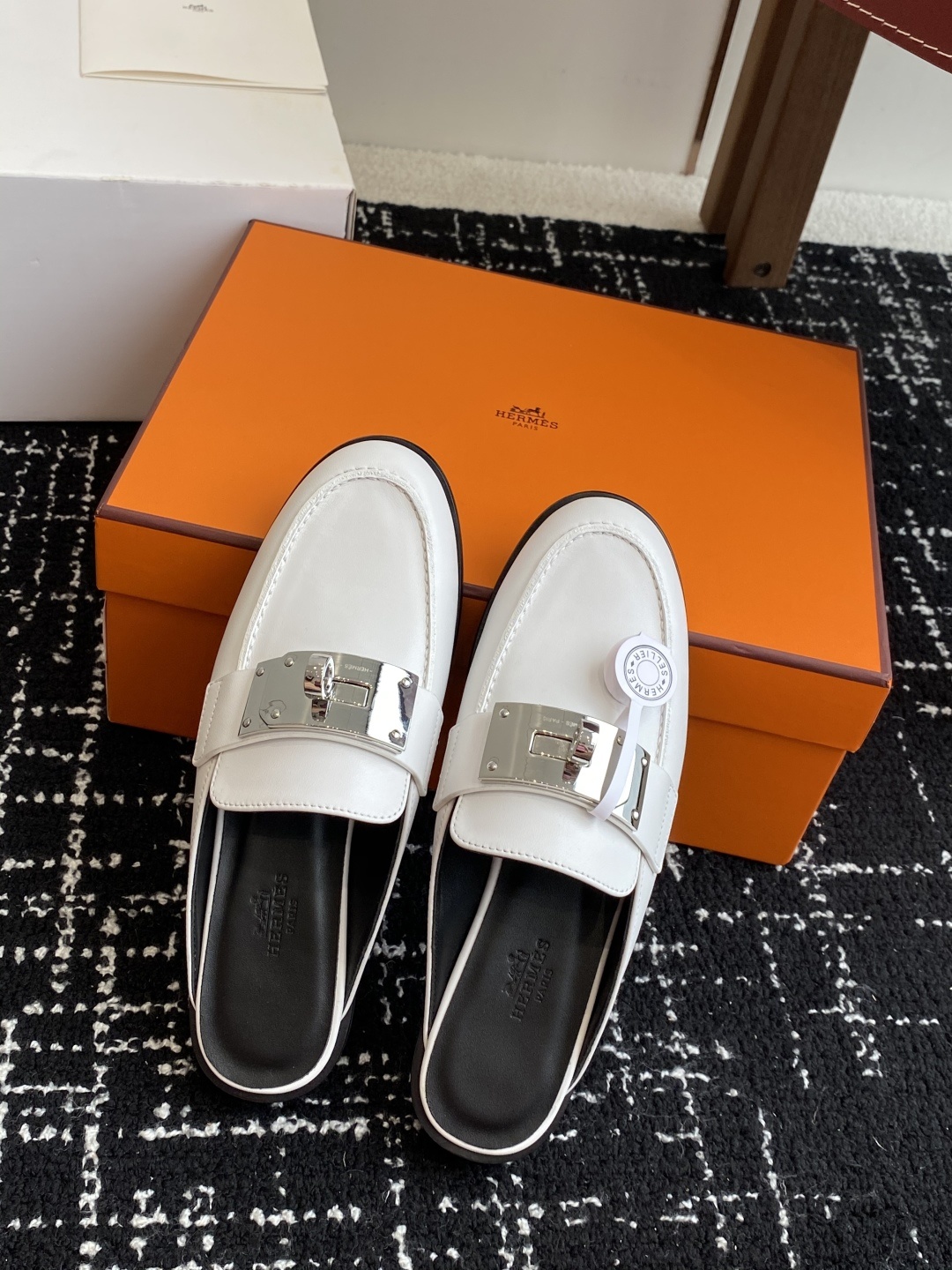 代购级(⚠️✈️飞机盒包装)
Hermes 爱马仕半拖 Kelly 毋庸置疑是奢侈品中的翘楚 每个单品