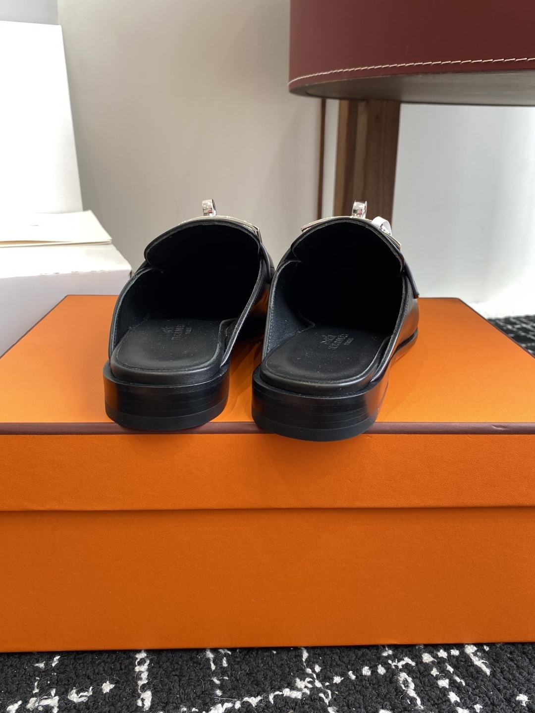 代购级(⚠️✈️飞机盒包装)
Hermes 爱马仕半拖 Kelly 毋庸置疑是奢侈品中的翘楚 每个单品