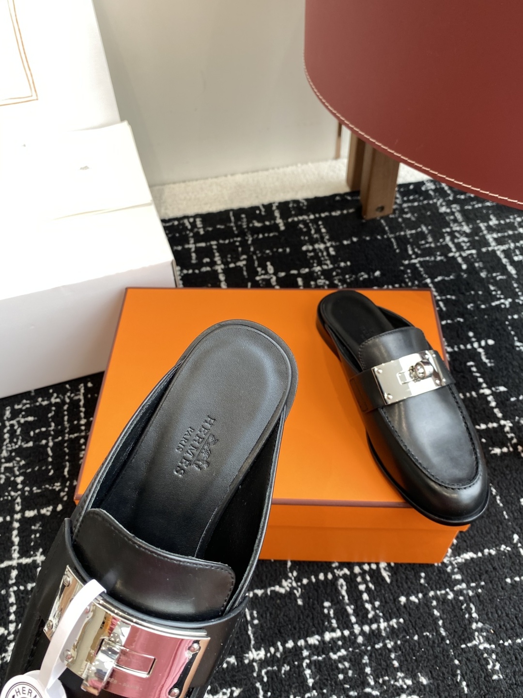 代购级(⚠️✈️飞机盒包装)
Hermes 爱马仕半拖 Kelly 毋庸置疑是奢侈品中的翘楚 每个单品