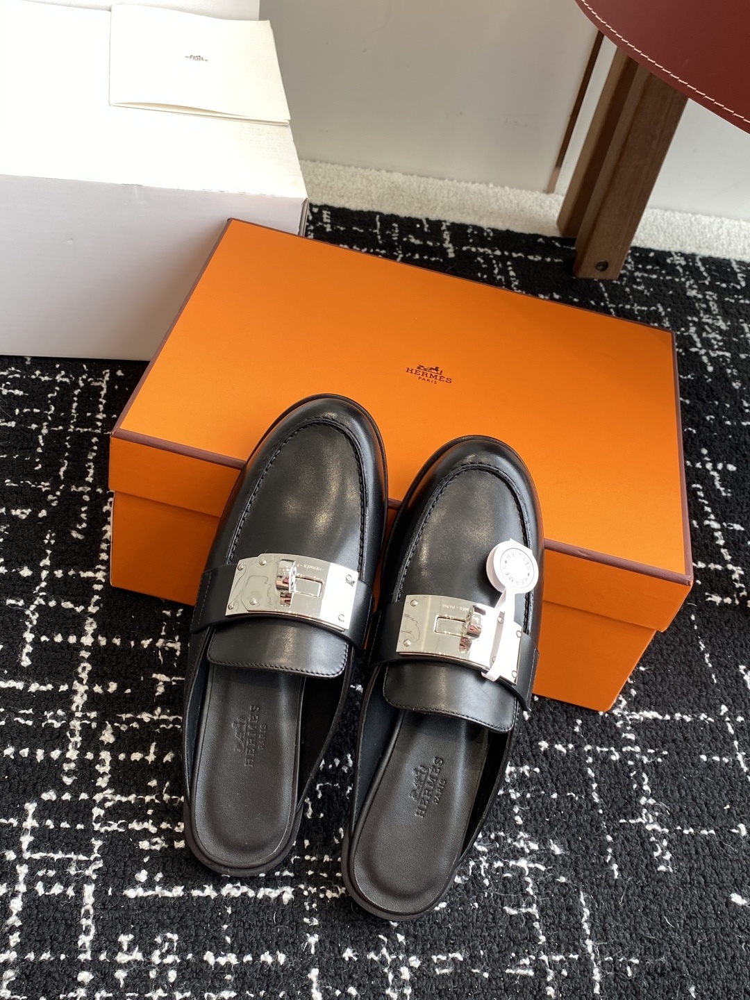 代购级(⚠️✈️飞机盒包装)
Hermes 爱马仕半拖 Kelly 毋庸置疑是奢侈品中的翘楚 每个单品