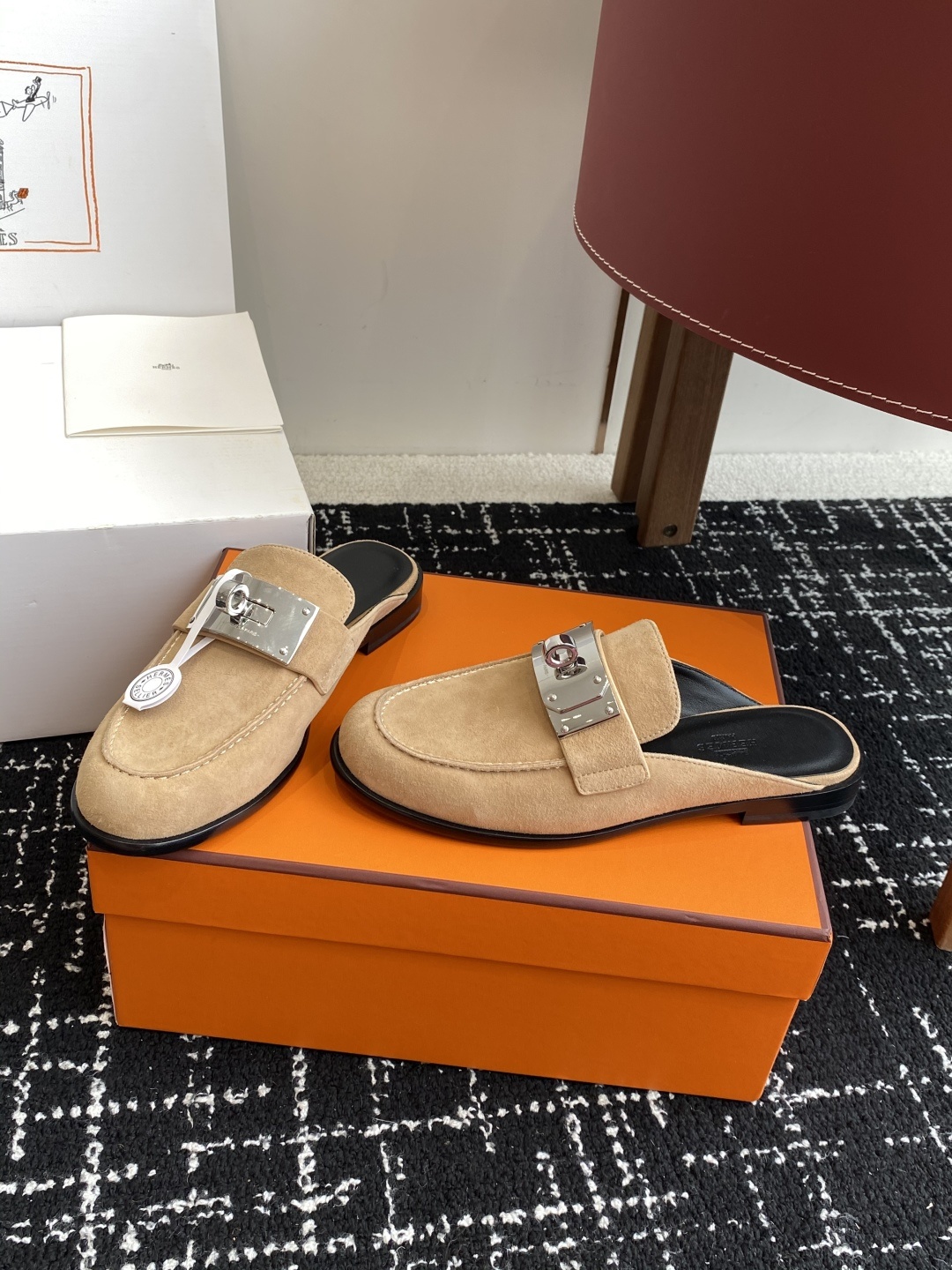 代购级(⚠️✈️飞机盒包装)
Hermes 爱马仕半拖 Kelly 毋庸置疑是奢侈品中的翘楚 每个单品
