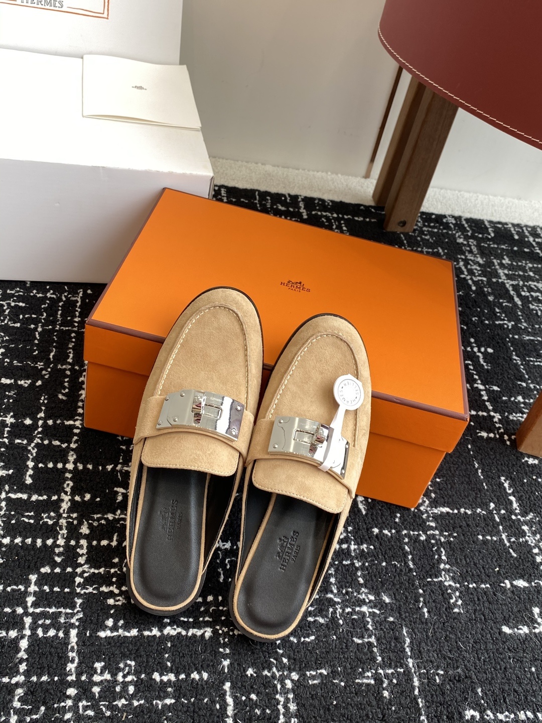 代购级(⚠️✈️飞机盒包装)
Hermes 爱马仕半拖 Kelly 毋庸置疑是奢侈品中的翘楚 每个单品