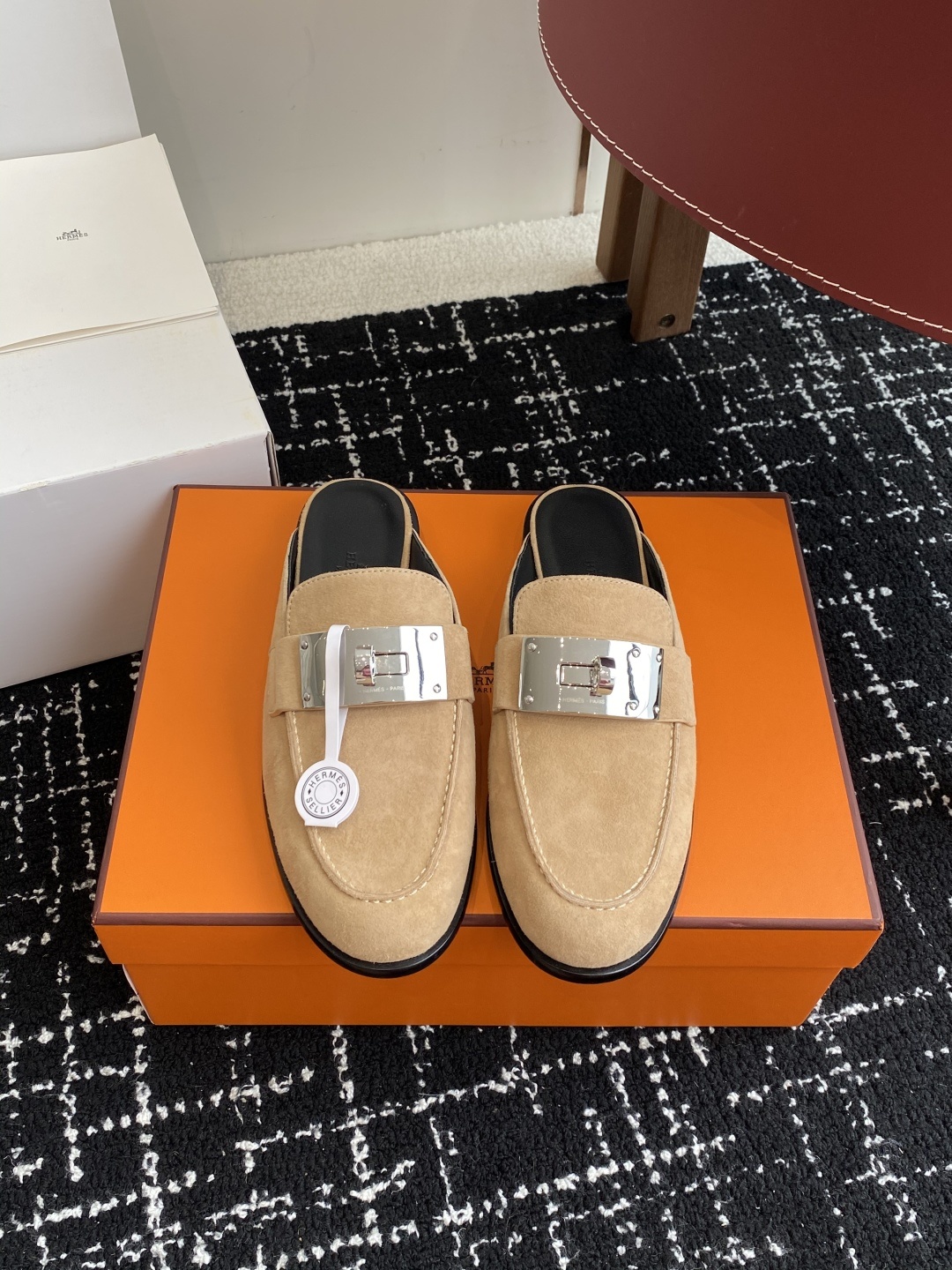 代购级(⚠️✈️飞机盒包装)
Hermes 爱马仕半拖 Kelly 毋庸置疑是奢侈品中的翘楚 每个单品