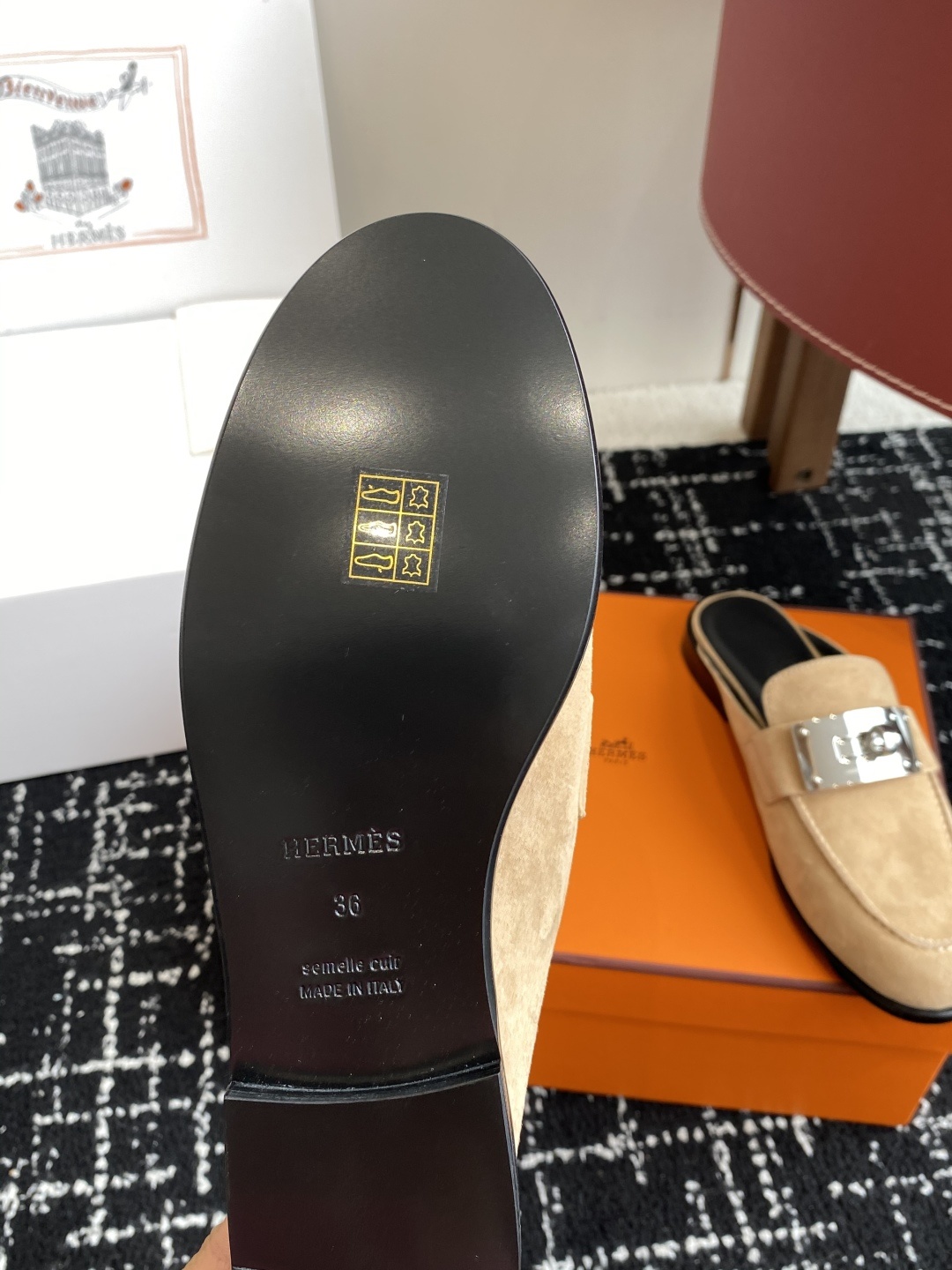 代购级(⚠️✈️飞机盒包装)
Hermes 爱马仕半拖 Kelly 毋庸置疑是奢侈品中的翘楚 每个单品