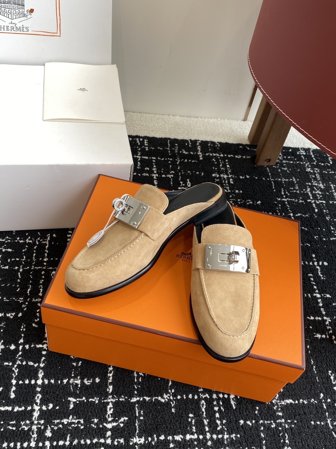 代购级(⚠️✈️飞机盒包装)
Hermes 爱马仕半拖 Kelly 毋庸置疑是奢侈品中的翘楚 每个单品
