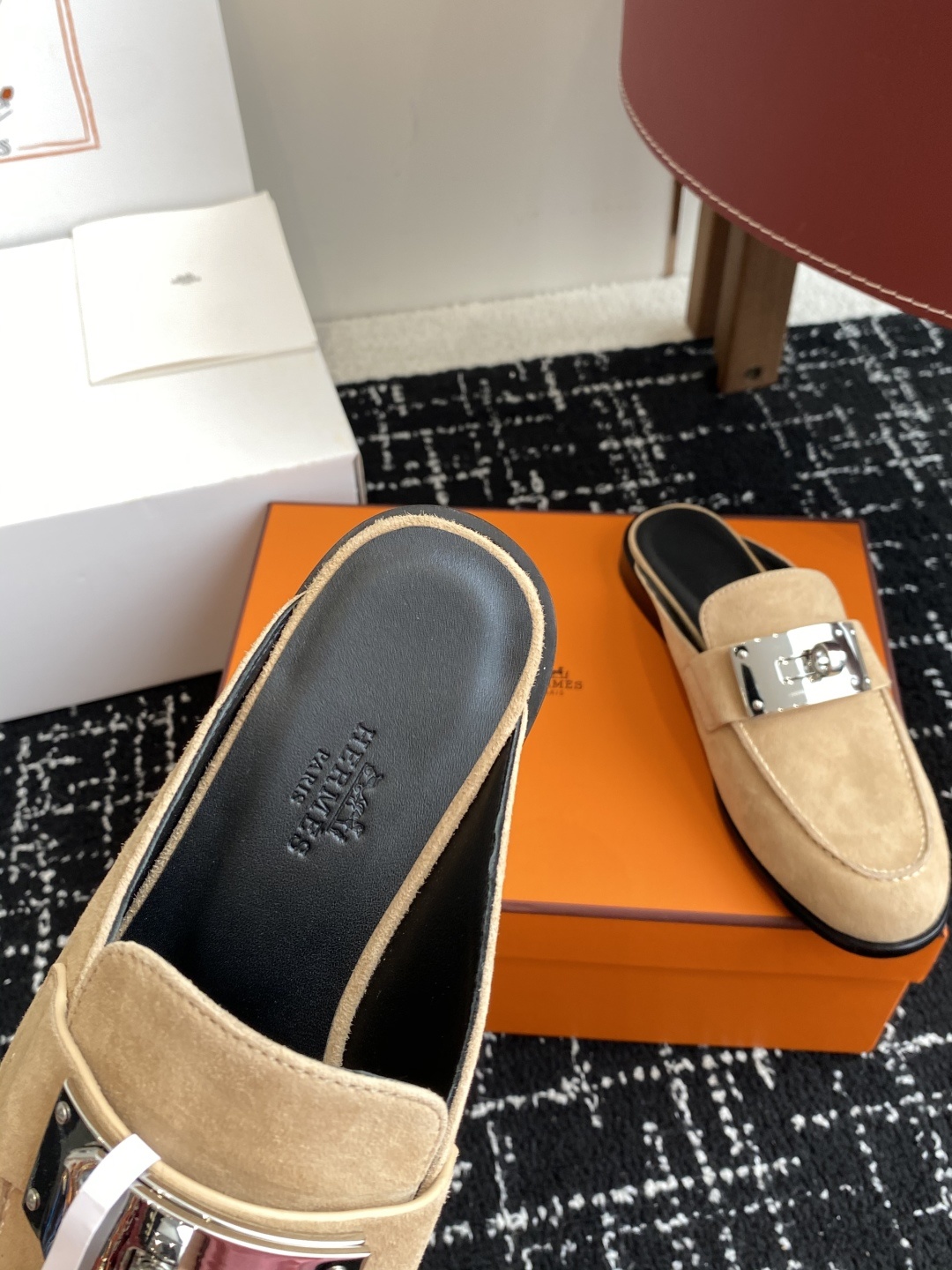 代购级(⚠️✈️飞机盒包装)
Hermes 爱马仕半拖 Kelly 毋庸置疑是奢侈品中的翘楚 每个单品