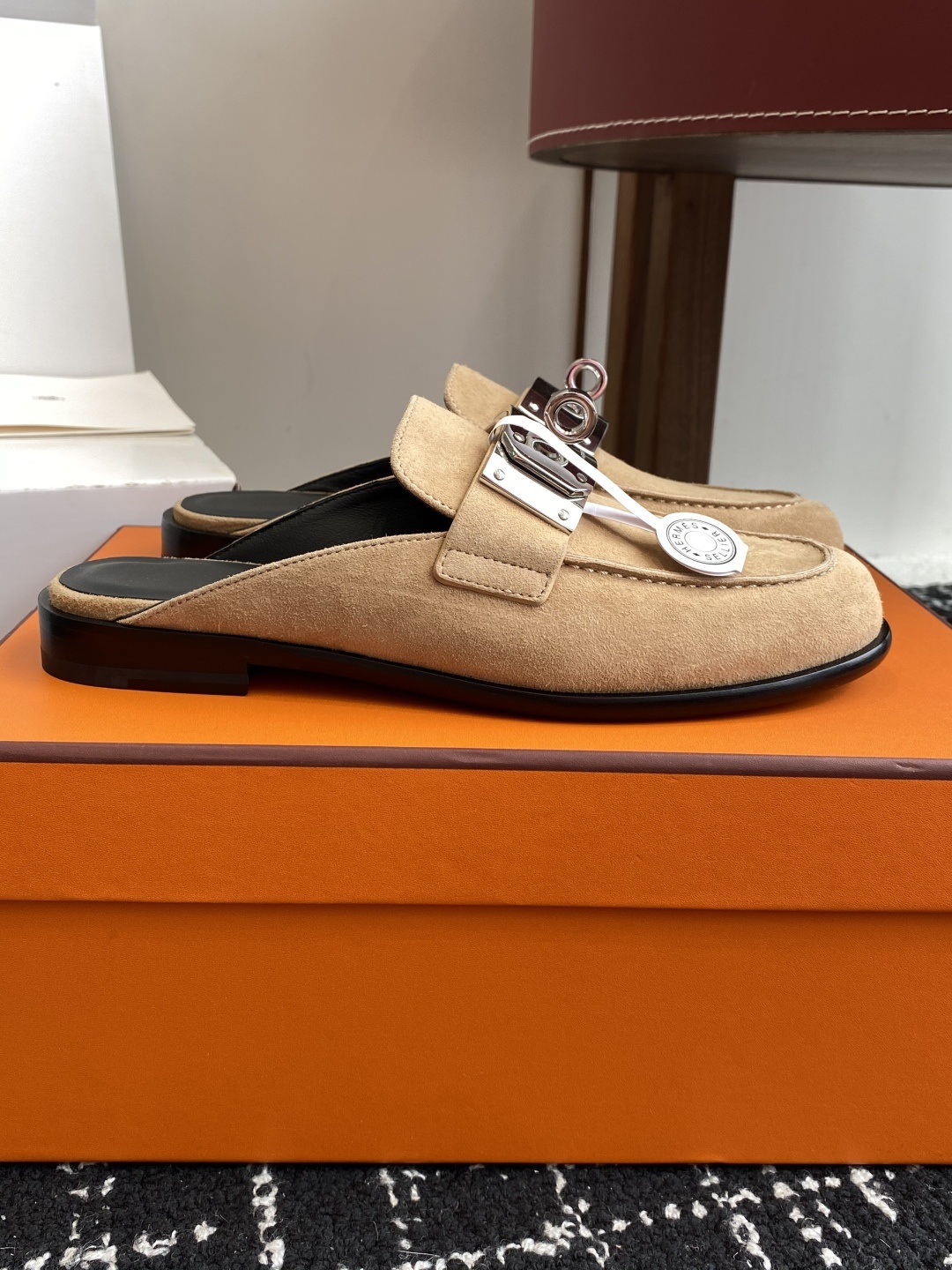 代购级(⚠️✈️飞机盒包装)
Hermes 爱马仕半拖 Kelly 毋庸置疑是奢侈品中的翘楚 每个单品
