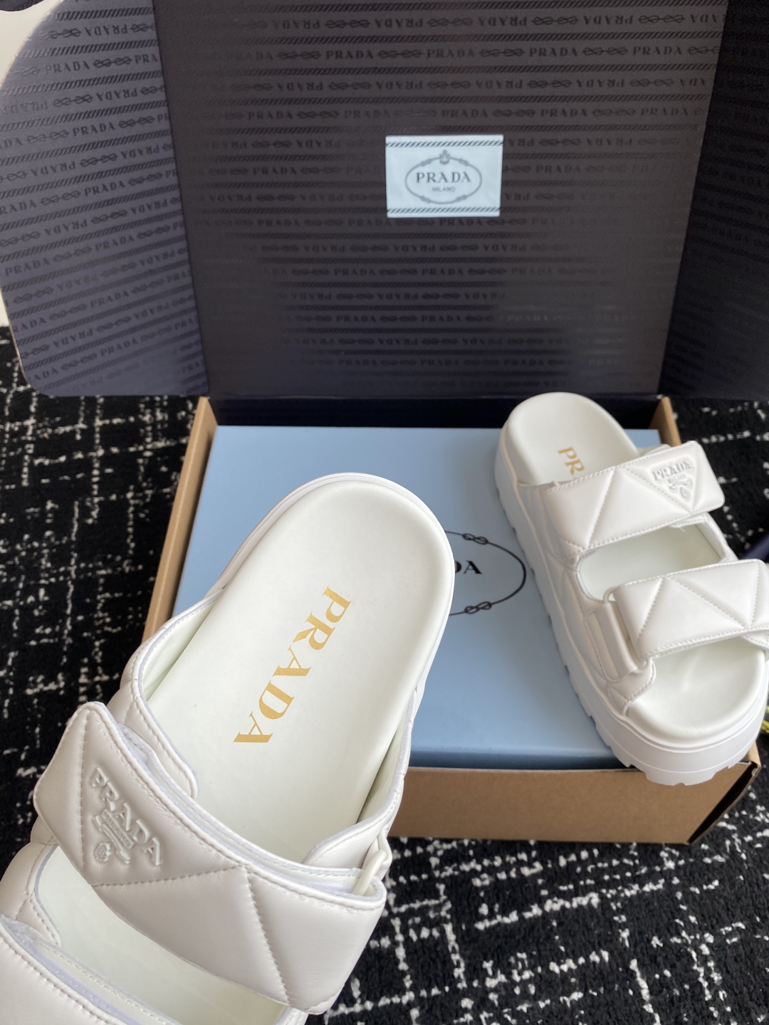 东莞代购级（官网同步✈️盒包装）
PRADA 25ss 春夏 新款 厚底款 凉拖鞋

想起了小时候上学同