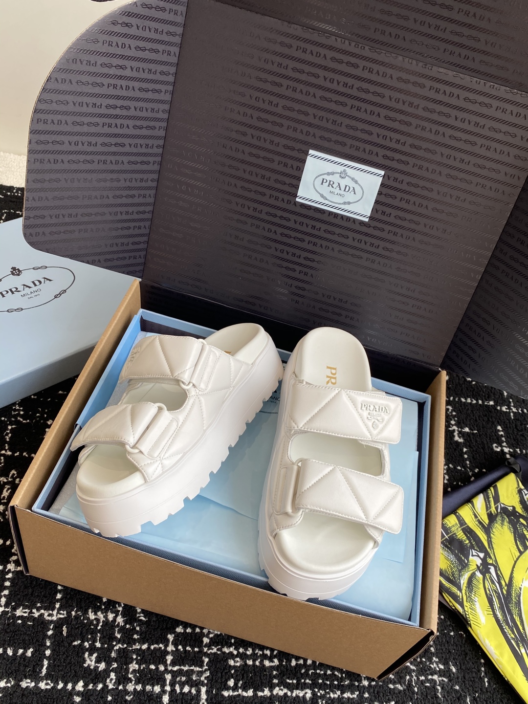 东莞代购级（官网同步✈️盒包装）
PRADA 25ss 春夏 新款 厚底款 凉拖鞋

想起了小时候上学同