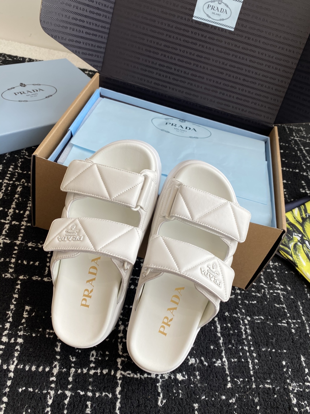 东莞代购级（官网同步✈️盒包装）
PRADA 25ss 春夏 新款 厚底款 凉拖鞋

想起了小时候上学同