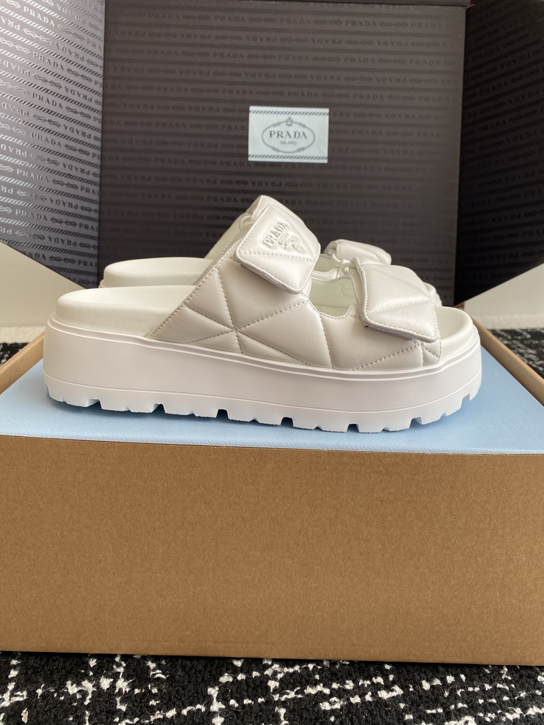 东莞代购级（官网同步✈️盒包装）
PRADA 25ss 春夏 新款 厚底款 凉拖鞋

想起了小时候上学同