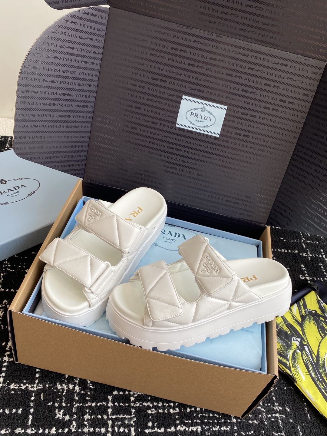 东莞代购级（官网同步✈️盒包装）
PRADA 25ss 春夏 新款 厚底款 凉拖鞋

想起了小时候上学同