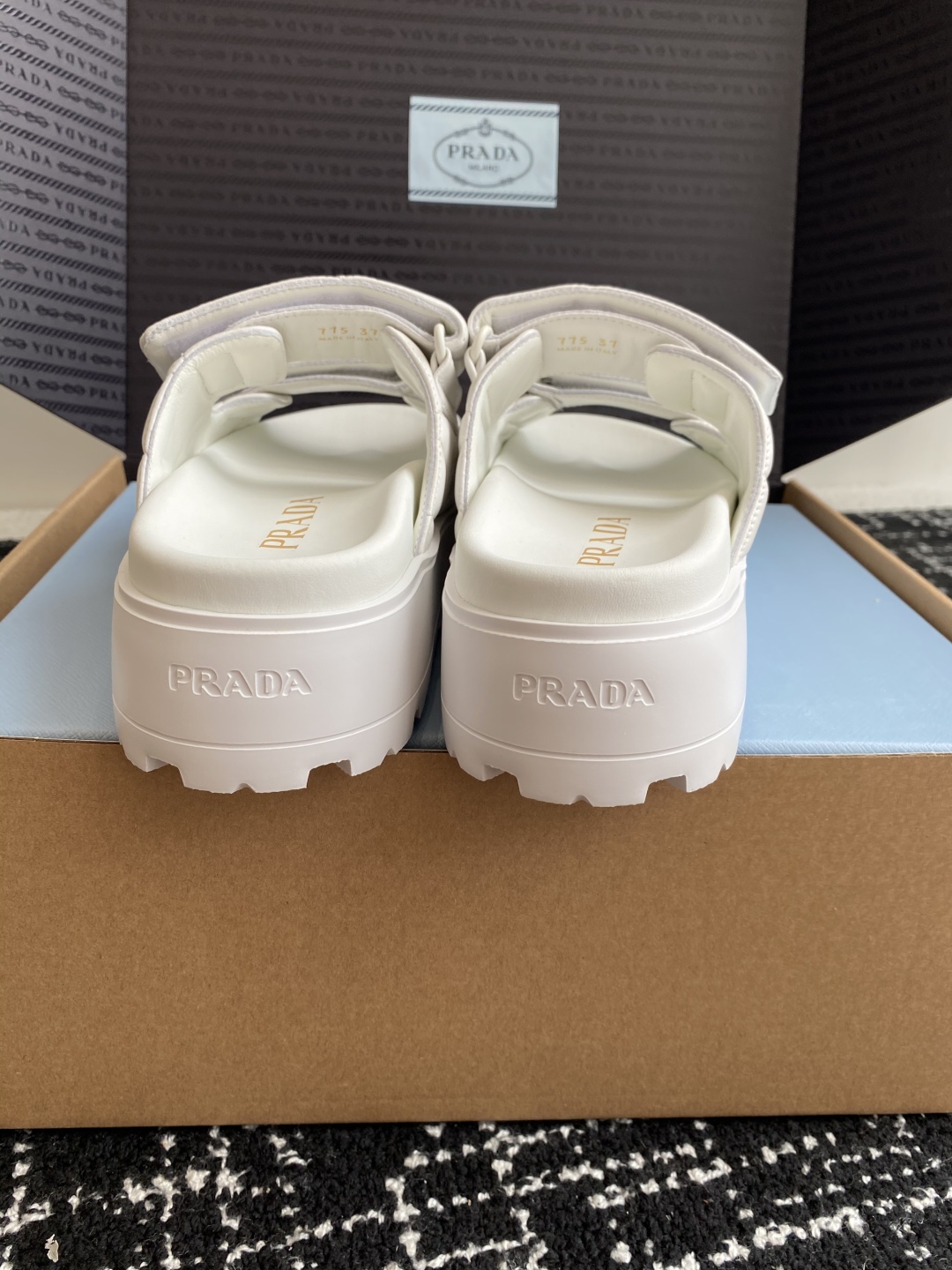 东莞代购级（官网同步✈️盒包装）
PRADA 25ss 春夏 新款 厚底款 凉拖鞋

想起了小时候上学同