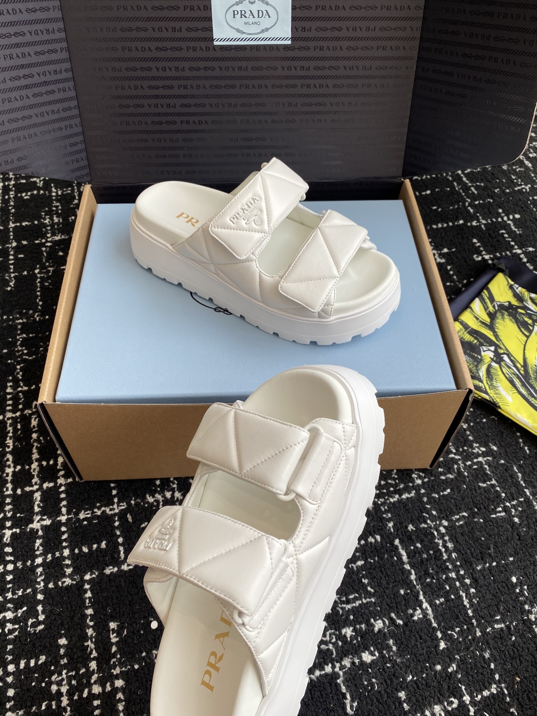 东莞代购级（官网同步✈️盒包装）
PRADA 25ss 春夏 新款 厚底款 凉拖鞋

想起了小时候上学同