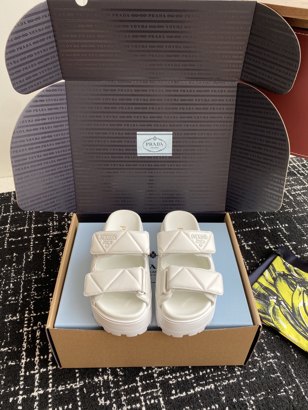 东莞代购级（官网同步✈️盒包装）
PRADA 25ss 春夏 新款 厚底款 凉拖鞋

想起了小时候上学同