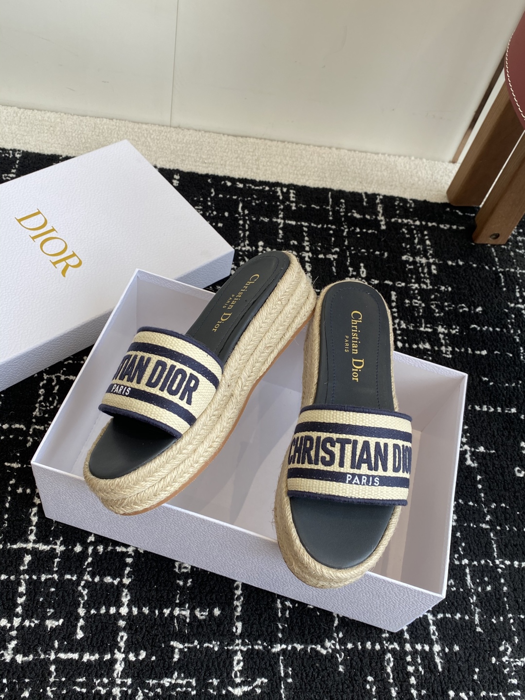 代购级
Dior 迪奥 25ss 春夏新款 IVIETA DWAY 渔夫一字拖鞋 

 CD字母logo